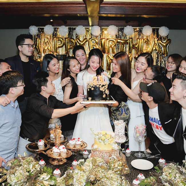 Trong tiệc sinh nhật của&nbsp;Primmy Trương, nhiều ngôi sao, hội con nhà giàu đã có mặt chúc mừng.
