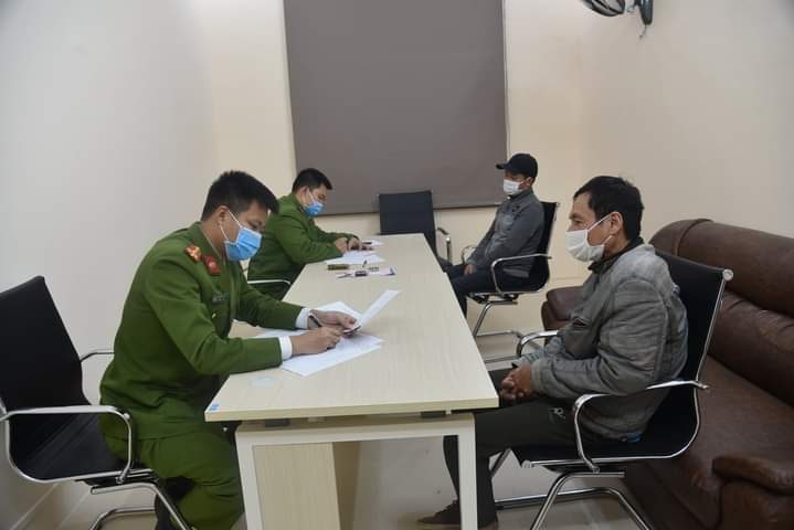 Các đối tượng tham gia đánh bạc tại trụ sở công an.