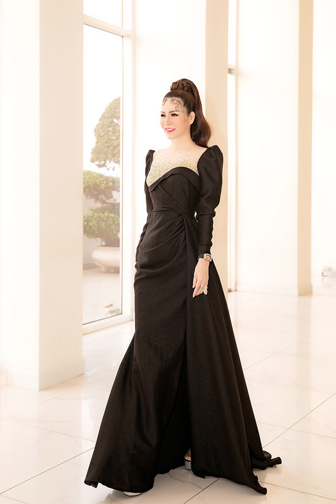 Bộ dạ hội được thiết kế khoắc xâu khoe đôi chân dài miên man vô cùng quyến rũ của hoa hậu Bùi Thị Hà.