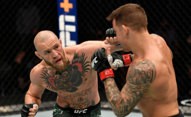 McGregor (trái) lần đầu tiên bị đối thủ đấm knock-out tại UFC 257