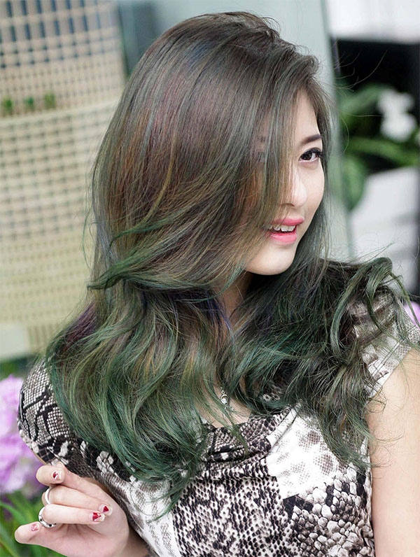 Tóc màu rêu xanh là một xu hướng thời trang đang được săn đón hiện nay. Hãy xem hình ảnh liên quan để ngắm nhìn sự tinh tế và sáng tạo của kiểu tóc này.