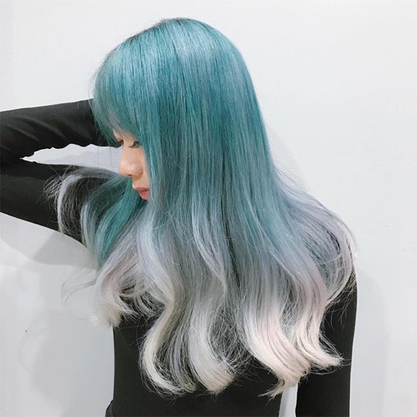 Nếu bạn muốn có một kiểu tóc độc đáo, nhuộm tóc màu xanh rêu là một lựa chọn tuyệt vời. Với sắc xanh rêu tự nhiên, bạn sẽ trông đầy cá tính và quyến rũ. Hãy cùng xem hình ảnh để trải nghiệm vẻ đẹp của kiểu tóc này.