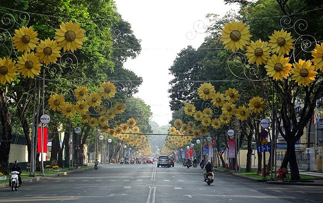 Đường phố Hà Nội ngày tết vắng bóng taxi.