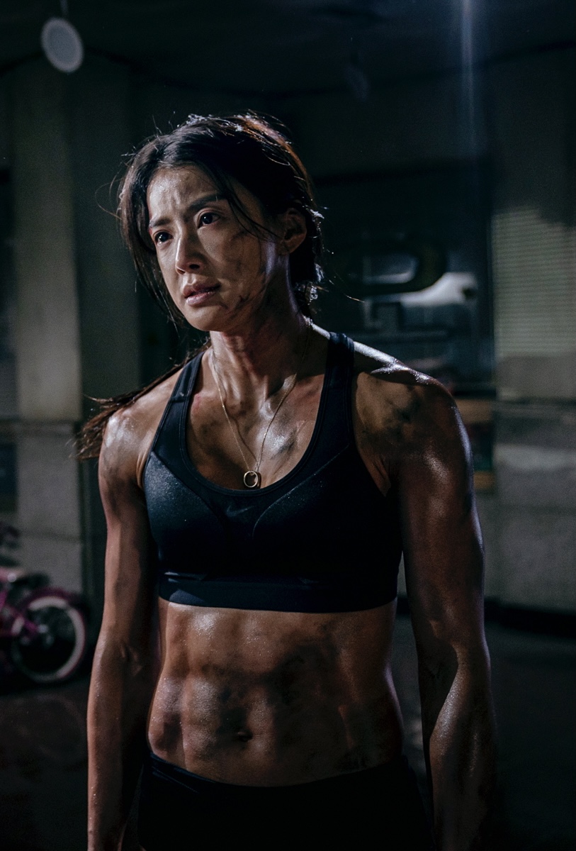 Hình ảnh cơ múi ấn tượng của Lee Si Young trở thành chủ đề bình luận trên khắp các trang mạng Hàn Quốc.