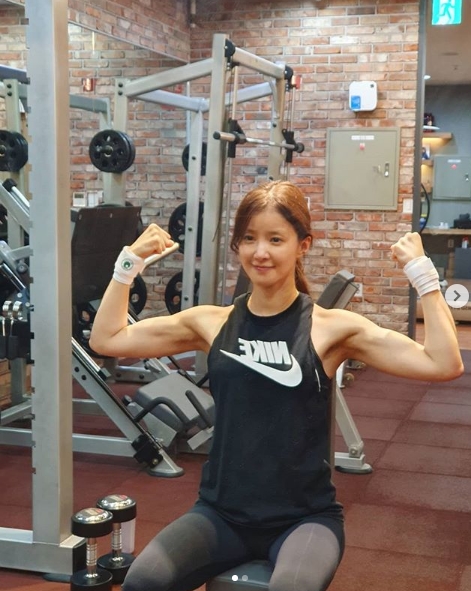 Mỹ nhân họ Lee đã phải thực hiện chế độ ăn uống cũng như tập luyện vô cùng khắc nghiệt để vào vai Seo Yi Kyung trong bộ phim Sweet Home.