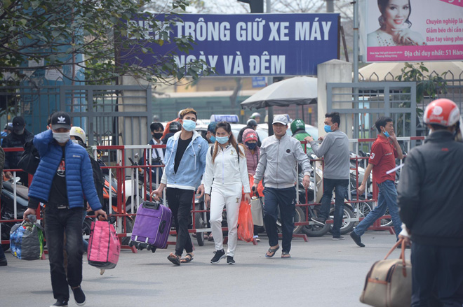 Sáng 29/1, một số trường đại học trên địa bàn Hà Nội thông báo sinh viên được nghỉ Tết sớm để phòng, chống dịch COVID-19, đến trưa cùng ngày nhiều sinh viên đã tranh thủ ra bắt xe Giáp Bát, Mỹ Đình về quê.