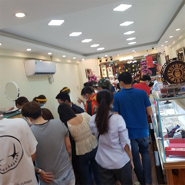 Khách mua hàng tại Kaigold