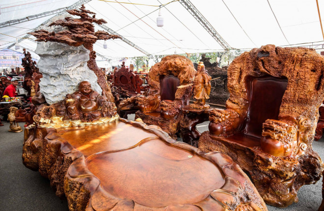 Bộ bàn ghế "Cửu lân quần tụ" rất chắc chắn và chạm khắc tinh xảo