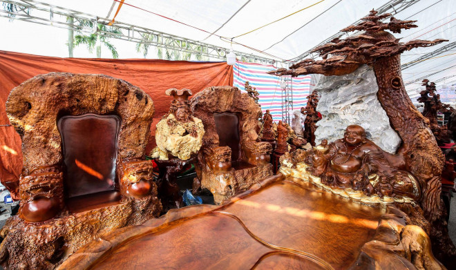 Bên cạnh đó, những tán lá cây tùng được thiết kế làm mái che cho Phật Di Lặc