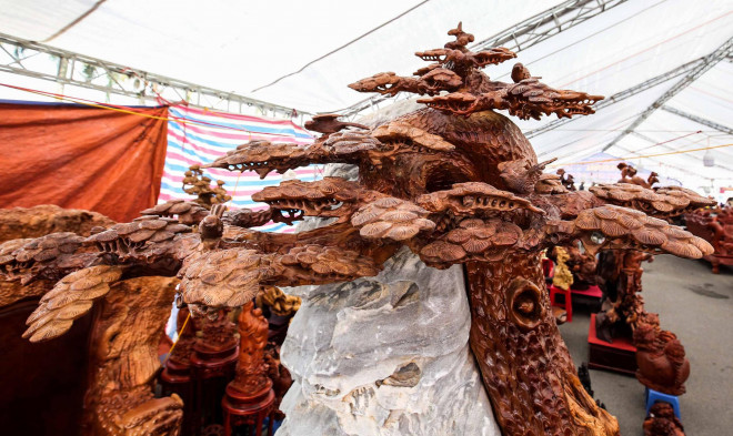 Cây tùng đươc thiết kế chạm khắc bên cạnh với Phật Di Lặc