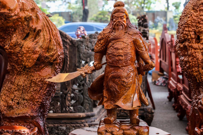 Chạm khắc tượng tướng Quan Vân Trường được đặt ở giữa hai chiếc ghế