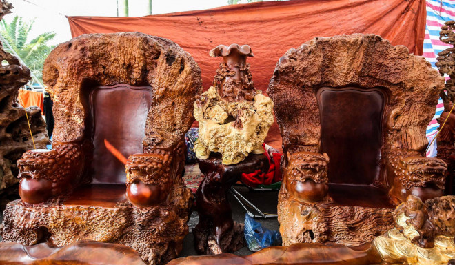 Đối diện là lục bình được chạm khắc nhiều hoa văn tinh tế