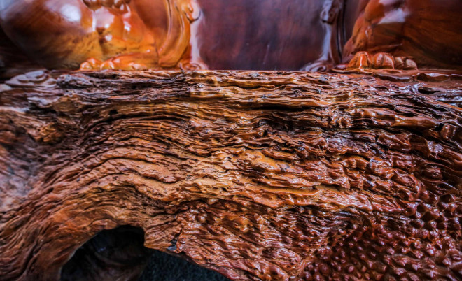 Những thớ gỗ tự nhiên được kết hợp khéo léo với phần chạm khắc