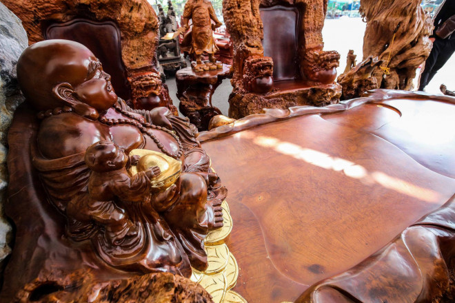 Phật Di Lặc được đặt trang trọng ở giữa