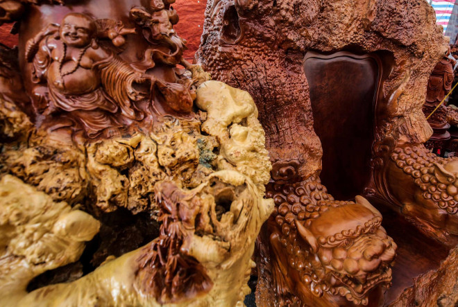 Phần gỗ nguyên khối với nhiều màu sắc