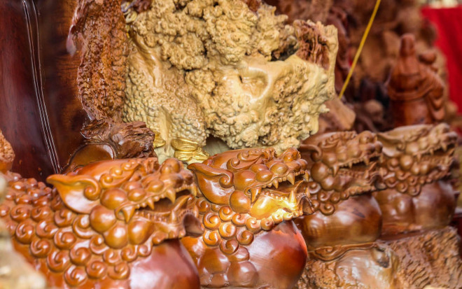 Những đường nét chạm khắc của bộ bàn ghế "Cửu lân quần tụ"