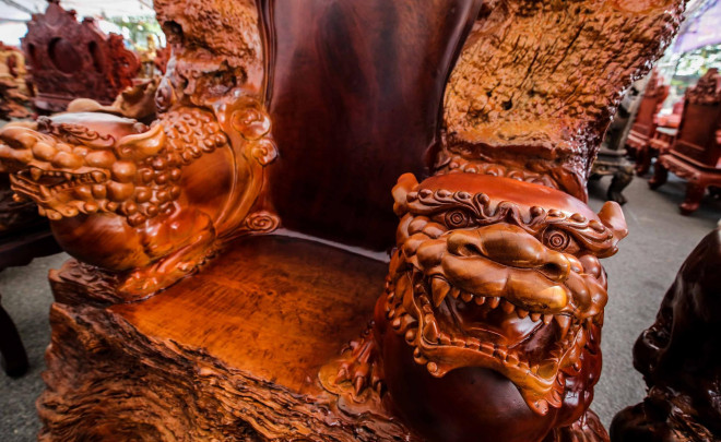 Ngắm bộ bàn ghế Cửu lân quần tụ mạ vàng giá 3 tỉ đồng - 12