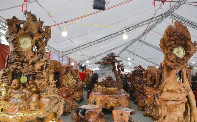 Hai chiếc đồng hồ "khủng" được đặt hai bên và ở giữa là bộ bàn ghế. Đồng hồ cũng nằm trong bộ sản phẩm trị giá 3 tỉ đồng