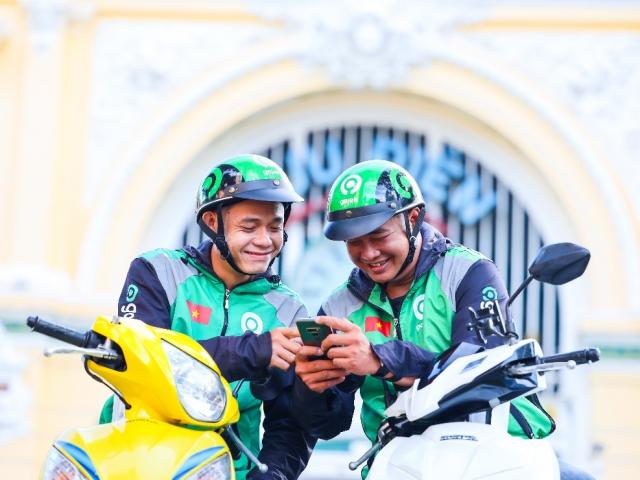 Bạn trẻ - Cuộc sống - Đường ngập, triều cường và tấm lòng của người lái xe công nghệ