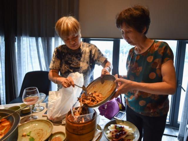 Bạn trẻ - Cuộc sống - Thấy mẹ bạn trai gói đồ thừa mang về, cô gái chê bai "Thật xấu hổ quá"