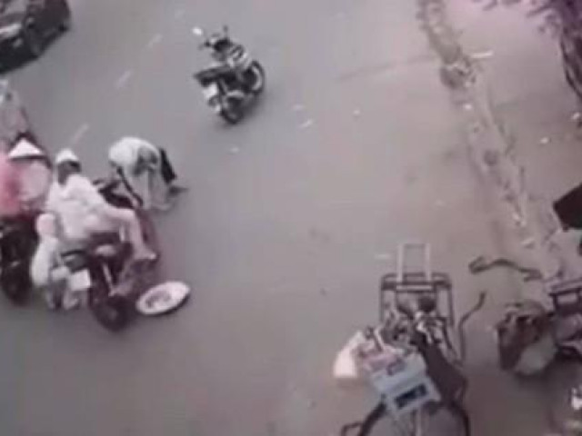 Tin tức trong ngày - Công an truy tìm nhóm người hôi 30 triệu đồng của cô gái trẻ đánh rơi trên đường