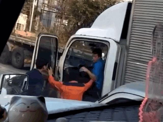 Media - Người đàn ông "hổ báo" lao lên cabin đấm túi bụi tài xế xe tải