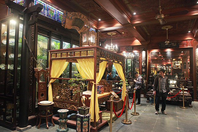Trong không gian trưng bày đồ cổ trên phố Phạm Hồng Thái (quận Ba Đình, Hà Nội) của bà Trịnh Thu Hương có một chiếc long sàng rất sang trọng, cổ kính
