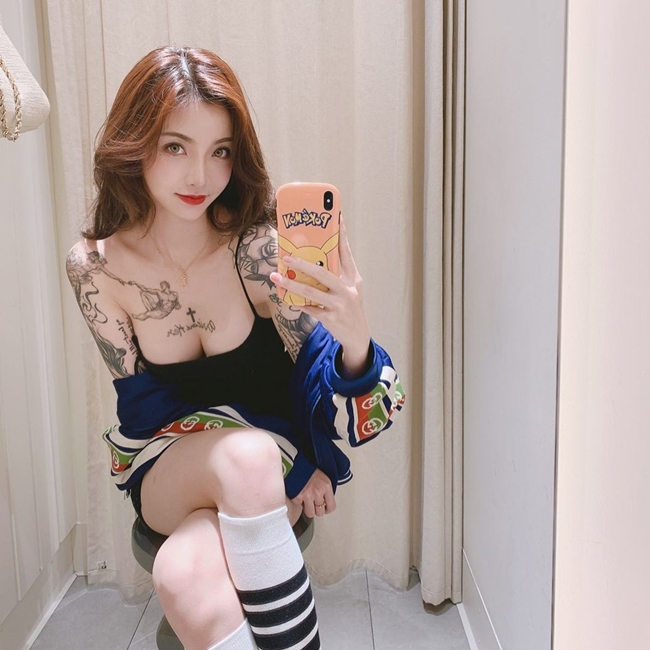 Không che giấu hình xăm của mình, người đẹp chọn xăm ở tay, eo, ngực,...
