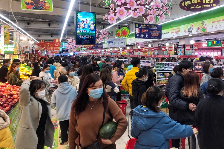Tối 29/1, "biển người" bắt đầu đổ xô về một siêu thị lớn trên đường Trần Duy Hưng để mua sắm Tết sớm.