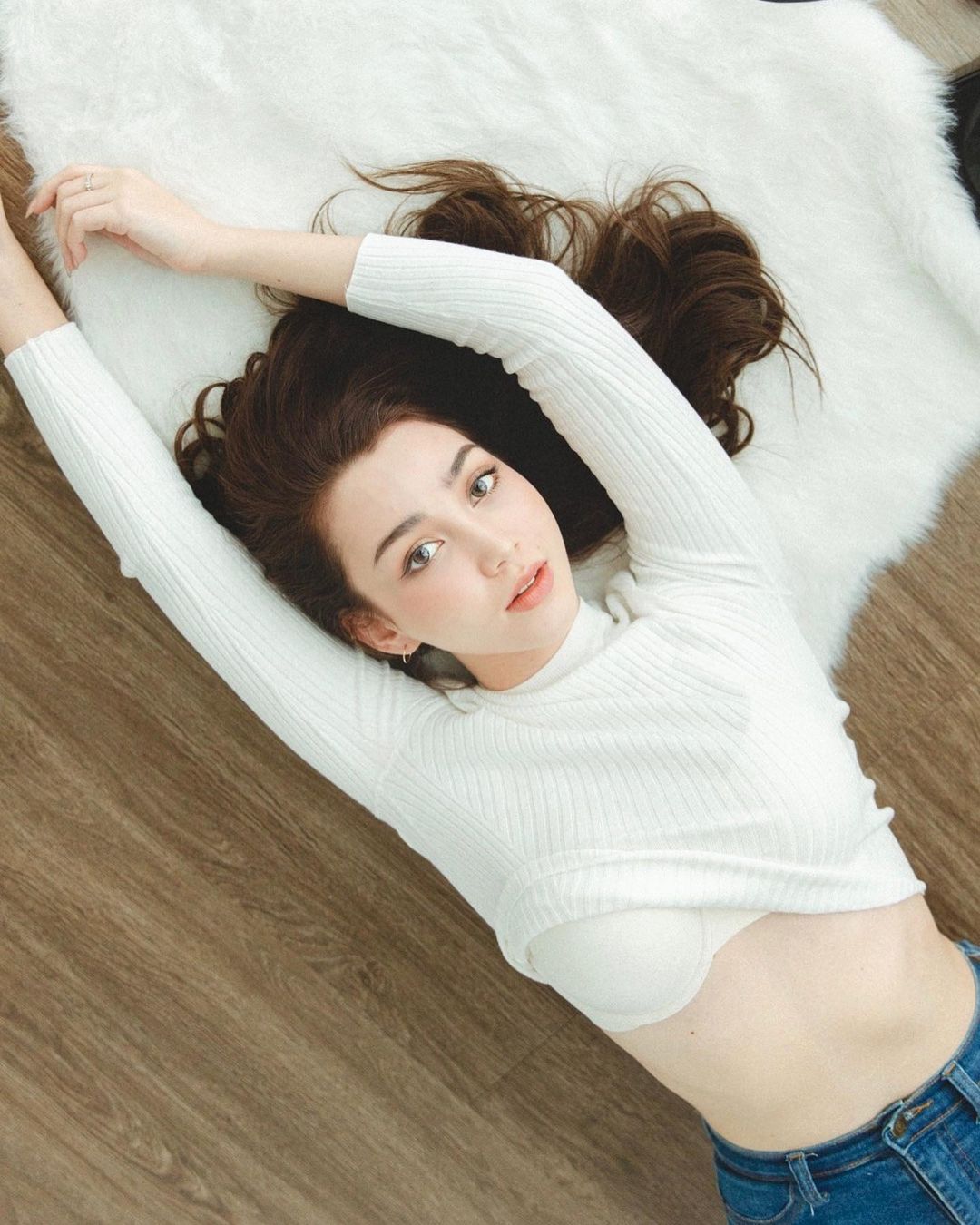 Sophie Jacquier là người mẫu nổi tiếng ở xứ sở chùa vàng. Cô gái 9x sở hữu nét đẹp pha trộn Đông - Tây khi có cha là người Thái Lan, mẹ là người Pháp. Năm 2013, cô tham gia cuộc thi "Miss Teen Thailand" và lọt top 15 thiếu nữ đẹp nhất.&nbsp;
