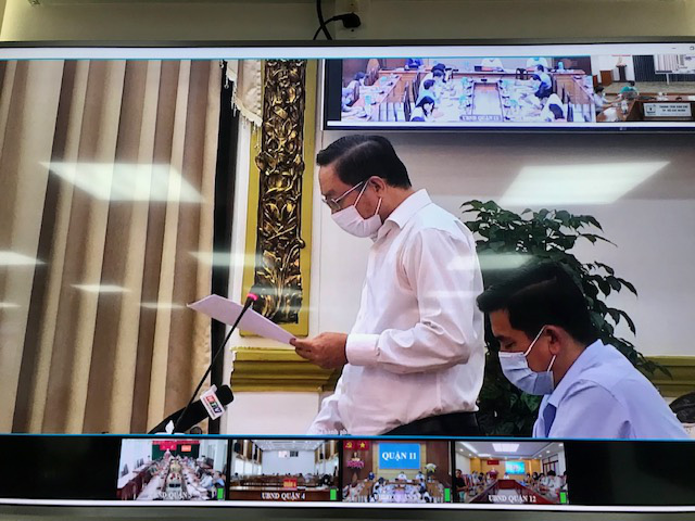 Giám đốc Sở Y tế TP.HCM Nguyễn Tấn Bỉnh báo cáo tại cuộc họp khẩn Ban chỉ đạo phòng chống Covid-19 sáng 30/1
