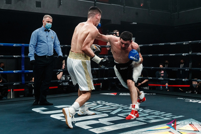 Võ sĩ knock-out đối thủ bằng cú đấm "sấm sét"