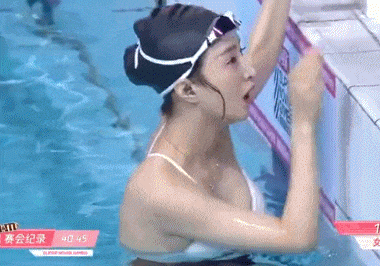 MC thể thao Trung Quốc nổi nhờ khoảnh khắc khoe vòng 1 khi bơi sở hữu body nuột nà - 1