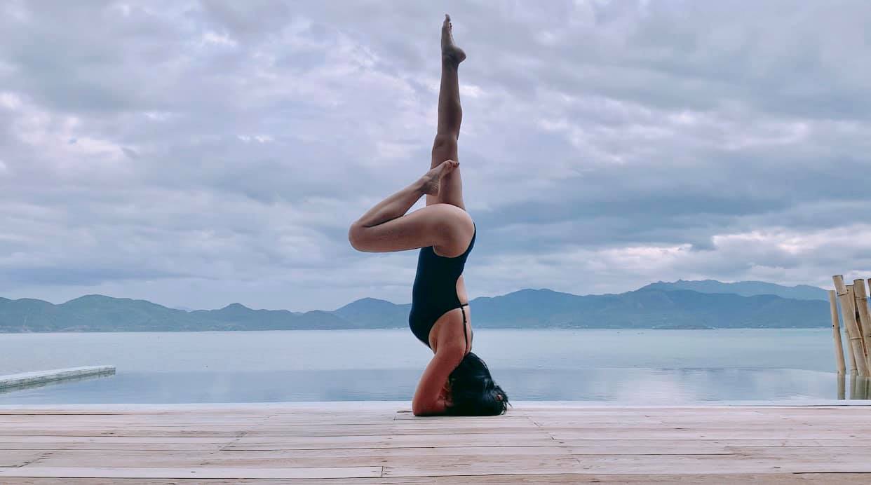 Tư thế chồng cây chuối:&nbsp;Việc đưa đầu của bạn hướng xuống sẽ làm toàn bộ cơ thể trở nên thoải mái vì cân bằng được hệ thần kinh trung ương, giảm lượng Cortisol có thể là nguyên nhân gây căng thẳng và lo lắng.&nbsp;Tư thế này thúc đẩy lưu lượng máu tăng và đảo ngược, tạo năng lượng cho tâm trí, thay đổi tích cực quan điểm bên trong.