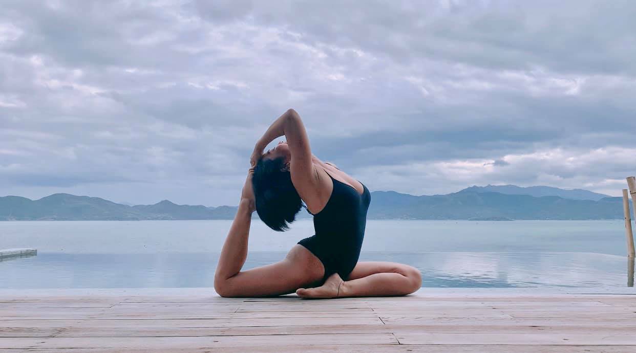 Tư thế chim bồ câu được thực hiện ở vị trí ngồi, uốn lưng, ưỡn ngực giống như con chim bồ câu. Bài tập này kéo căng toàn bộ thân dưới, tác động đến cơ quan nội tạng, kích thích tiêu hóa và đặc biệt giảm đau lưng, phần hông trở nên linh hoạt hơn.