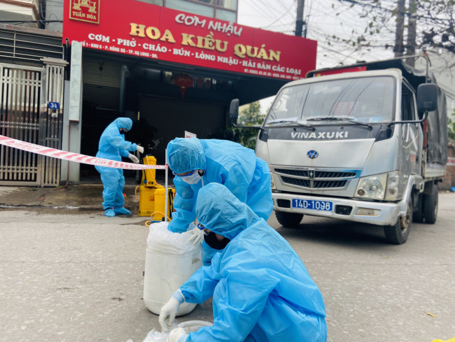 Lực lượng y tế tiêu độc, khử khuẩn tại TP Hạ Long