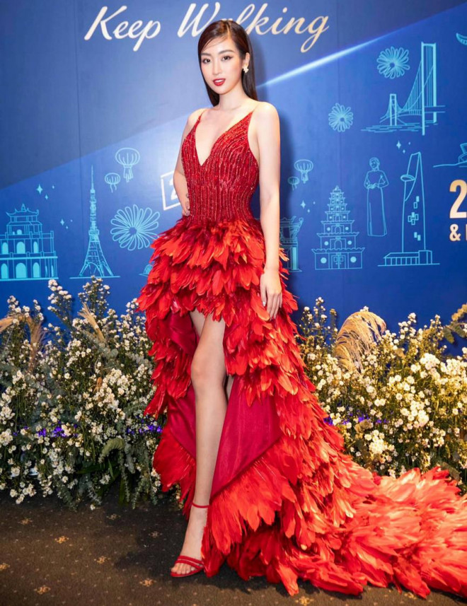 Diện váy xẻ cao, Hoa hậu Đỗ Mỹ Linh khoe chân dài miên man cực nóng bỏng - 6