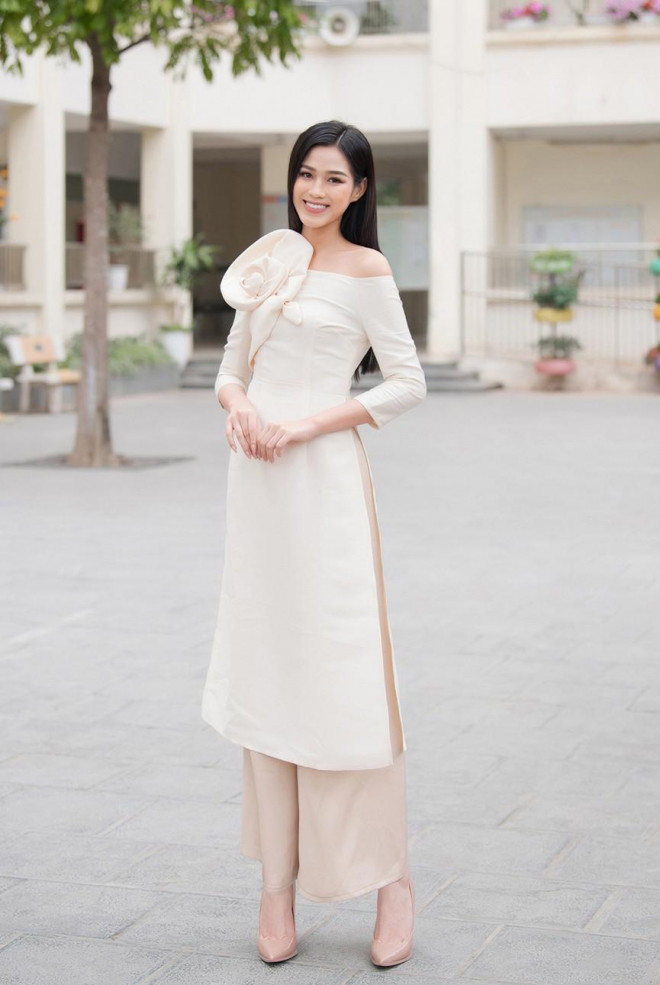 Đọ sắc với áo dài Tết, Hoa hậu Đỗ Thị Hà và Lương Thùy Linh đẹp &#39;một chín một mười&#39; - 1
