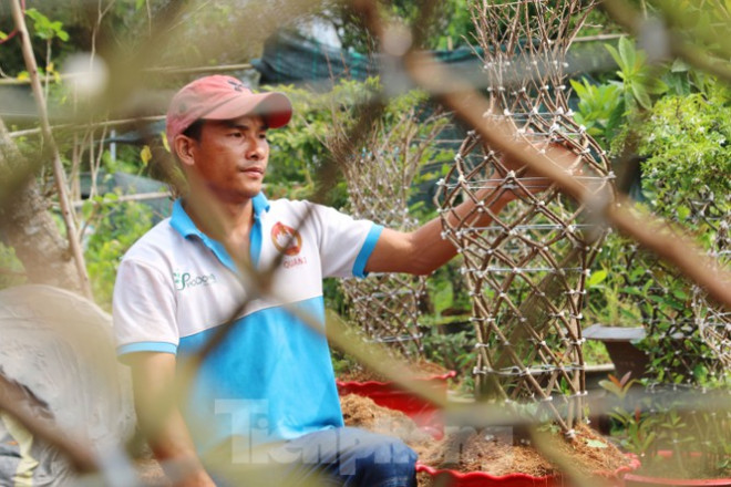 Theo anh Hiệp, để làm hoàn thiện lộc bình mai, phải trải qua nhiều công đoạn như: chọn cây phải cắt tỉa hết những nhánh thừa để tạo nên một phần thân thẳng đứng rồi dùng dây rút kết nối thân của những cây mai lại với nhau. Bình mai vốn không có khung cố định nên anh Hiệp dùng 7 vòng sắt để sắp xếp thành khung, mỗi vòng sẽ to dần từ đáy bình đến vòng bụng và nhỏ dần khi đến miệng bình.
