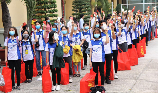 Ấm áp chuyến xe đoàn viên đưa sinh viên về quê đón Tết - 8