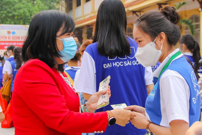 Ấm áp chuyến xe đoàn viên đưa sinh viên về quê đón Tết - 6