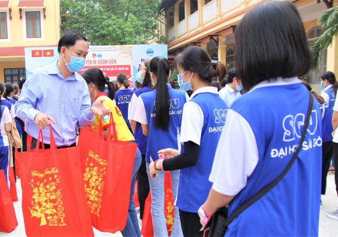 Ấm áp chuyến xe đoàn viên đưa sinh viên về quê đón Tết - 7