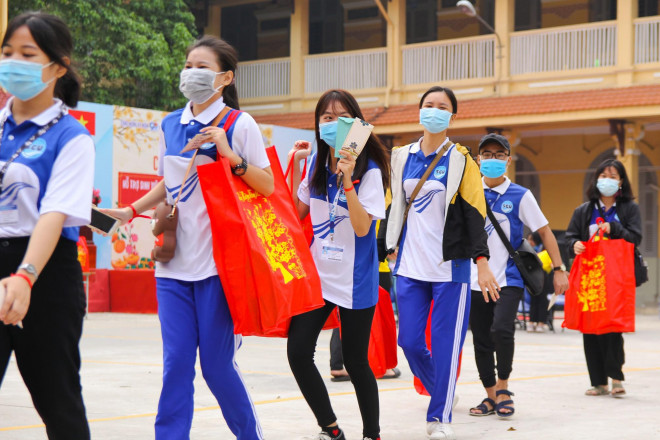 Ấm áp chuyến xe đoàn viên đưa sinh viên về quê đón Tết - 9