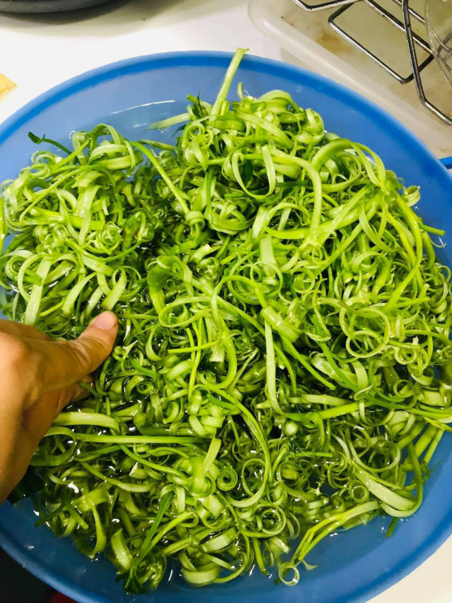 Không luộc hay xào, loại rau &#34;thấm đẫm hồn quê&#34; làm món này đảm bảo ngon bá cháy lại còn sang hẳn bàn tiệc - 1