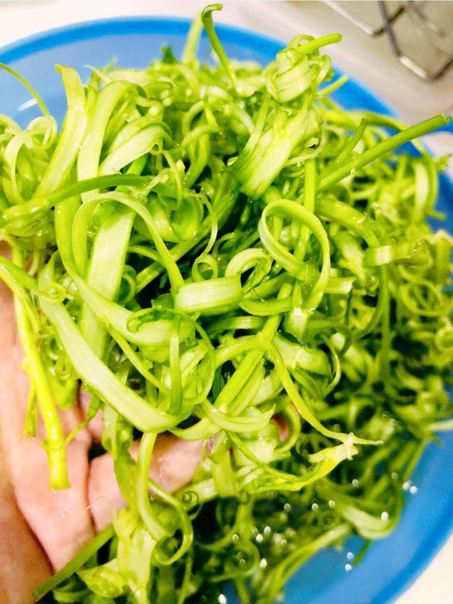 Không luộc hay xào, loại rau &#34;thấm đẫm hồn quê&#34; làm món này đảm bảo ngon bá cháy lại còn sang hẳn bàn tiệc - 2