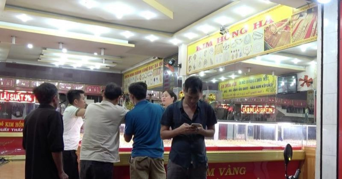 Pháp luật - "Nữ quái" cầm vàng bỏ chạy trước mặt chủ tiệm