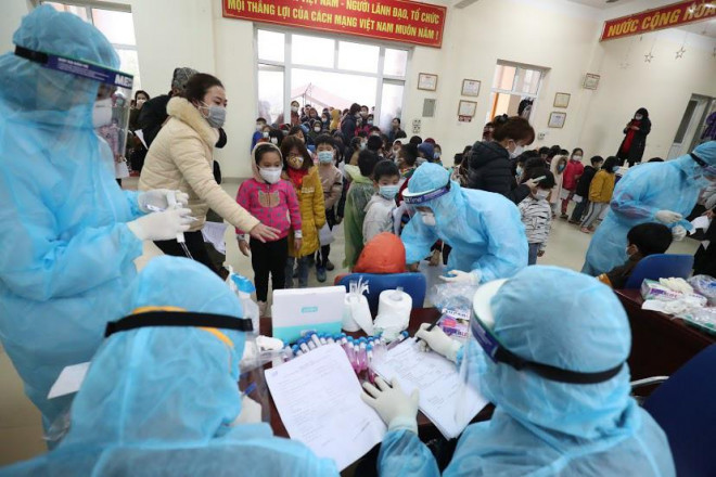 Gần 1.200 học sinh trường Tiểu học Xuân Phương được lấy mẫu xét nghiệm COVID-19 - 12