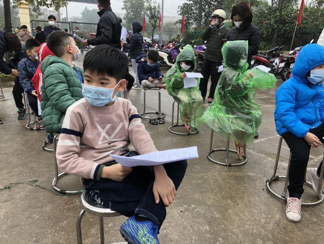 Gần 1.200 học sinh trường Tiểu học Xuân Phương được lấy mẫu xét nghiệm COVID-19 - 13