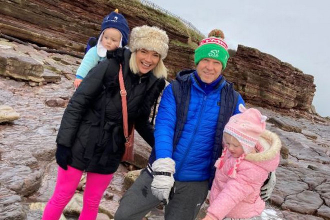 "Thợ săn hóa thạch" Lily bên gia đình - Ảnh: WALES ONLINE