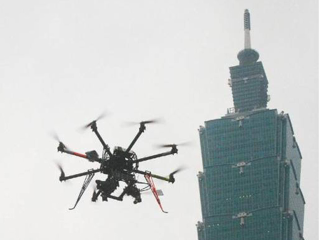 Thế giới - NÓNG nhất tuần: Hơn trăm máy bay không người lái đâm vào tòa cao ốc ở TQ